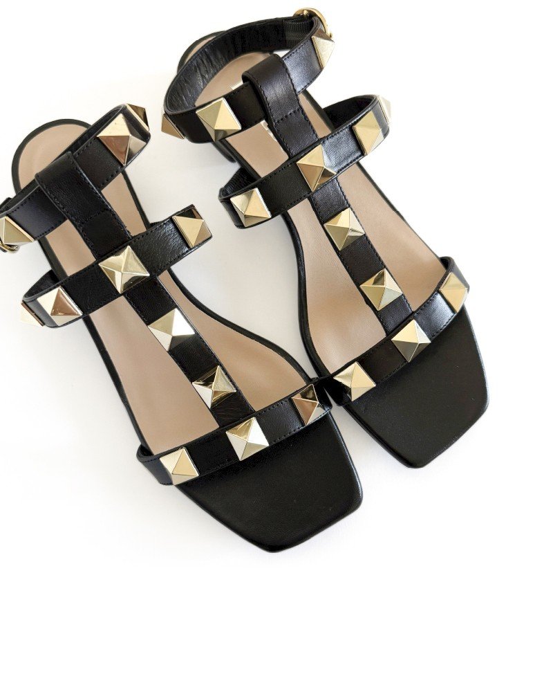 Sandalia plana tachuelas negra