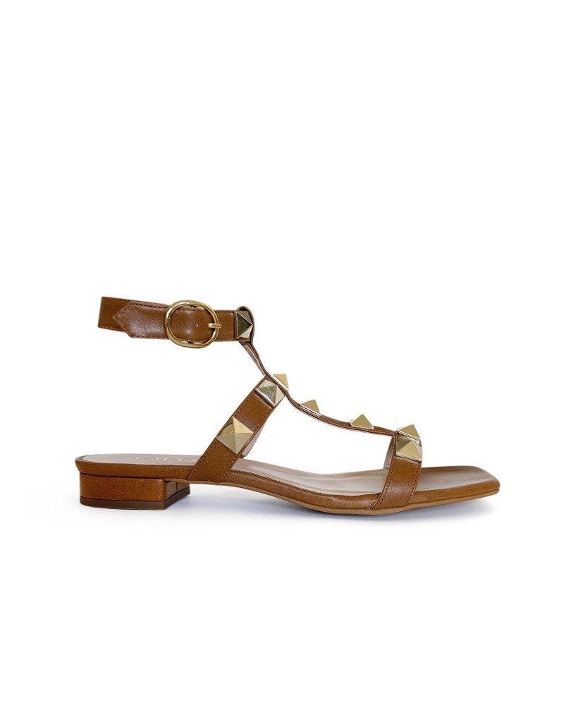 Sandalia plana tachuelas cuero