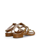 Sandalia plana tachuelas cuero