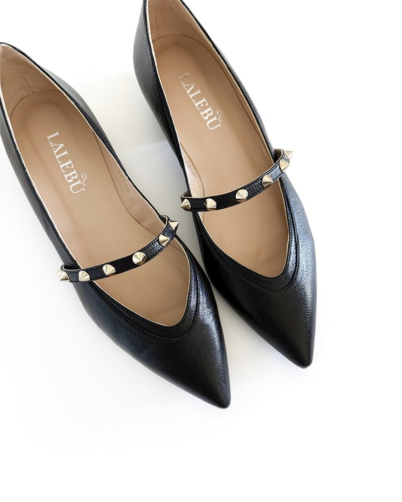 Bailarina negra con tachuelas