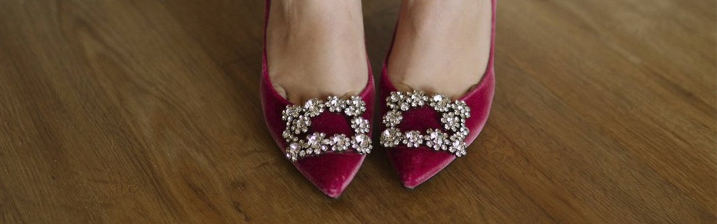 Zapatos de novia cómodos y elegantes en color nude con joya